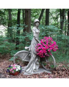 Dame auf Fahrrad "Joséphine", Betonguss