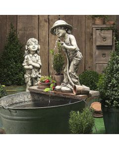 Gartenkind "Fritz", Betonguss, für Wasserpumpe